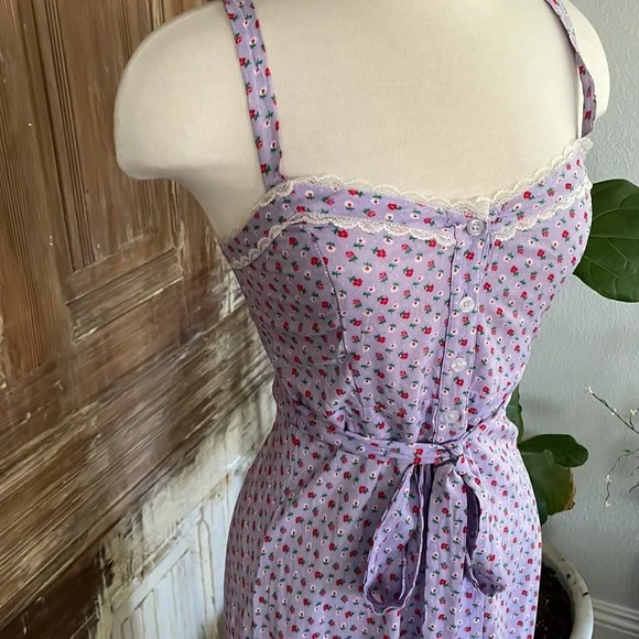 Floral dress. - Picture 2 of 5